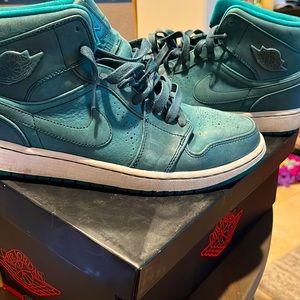 Air Jordan 1 Mid Nouveau NGHTSHD